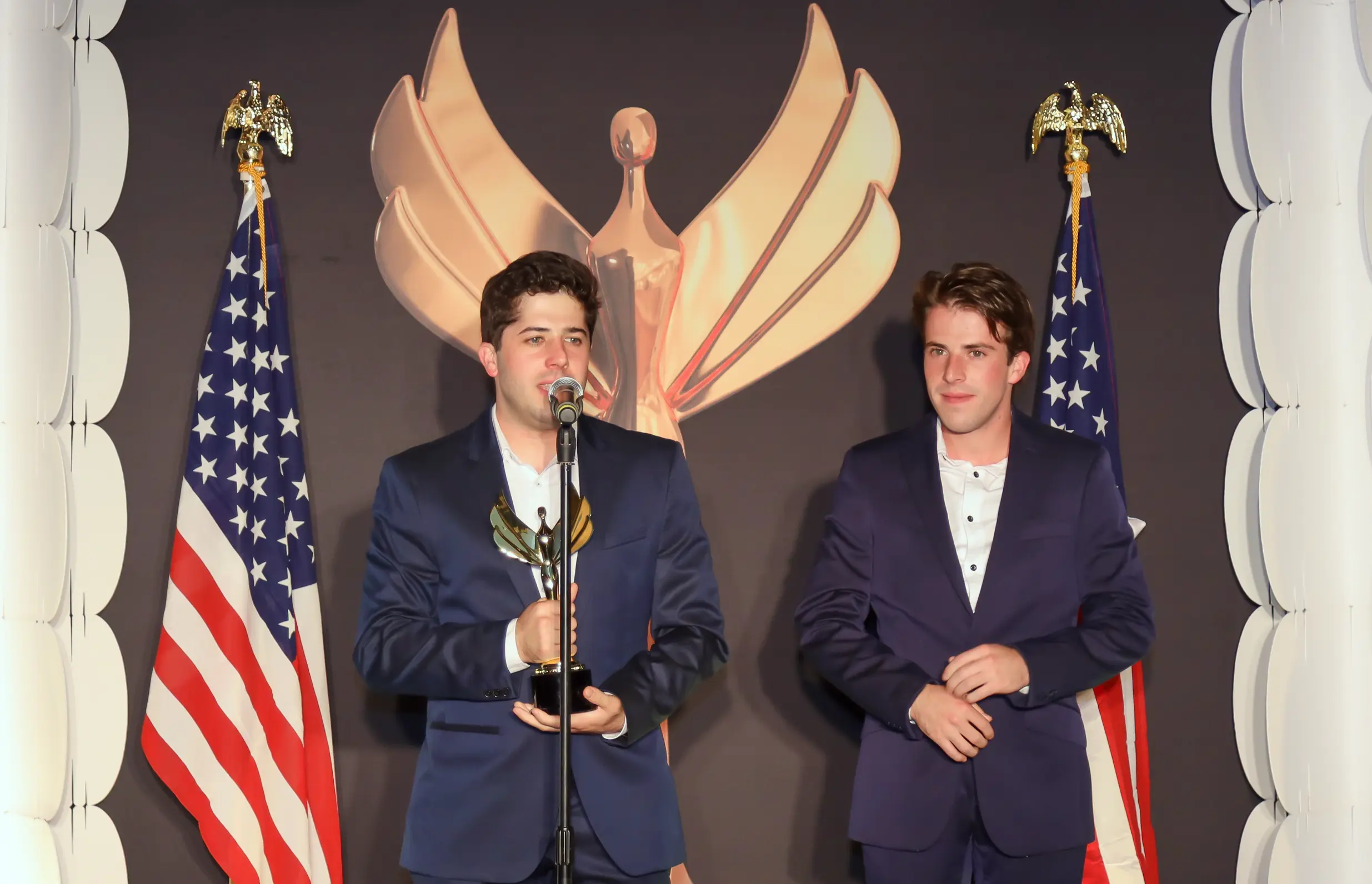 Equipo Parlamento.ai con el trofeo Napolitans